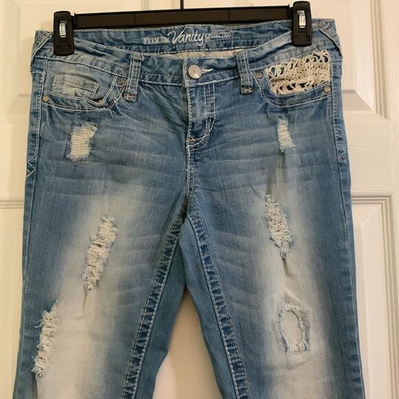 Vanity Light Wash Distressed Denim Capris Size 29 - Picture 3 of 7